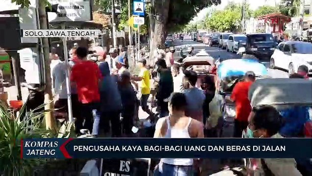 Pengusaha Bagi Uang Dan Beras Di Jalan