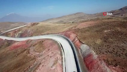 Türkiye-İran sınırına yapılan güvenlik duvarı havadan görüntülendi