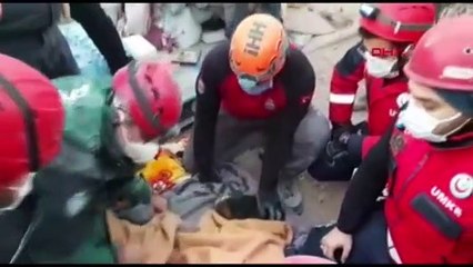 İzmir'de bir mucize daha: Bir köpek 65 saat sonra enkazdan sağ kurtarıldı