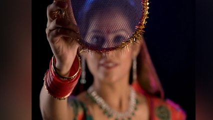 Télécharger la video: Karwa Chauth 2020:  करवा चौथ व्रत का महत्व | Karwa Chauth Vrat Importance | Boldsky