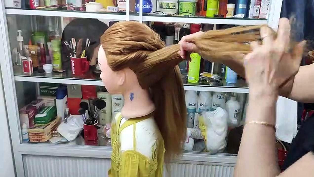 Búi tóc dành cho mẹ cô dâu! Kiểu búi ngang giữa đầu gọn gàng nhưng đẹp! Kiểu bới thứ 90