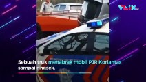 Mobil Polisi Jalan Raya Tak Berbentuk Dihantam Truk Pasir