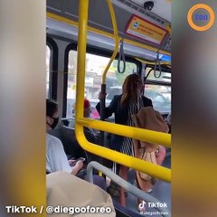 Suite au refus de porter un masque, elle lui crache dessus, une bagarre éclate dans un bus