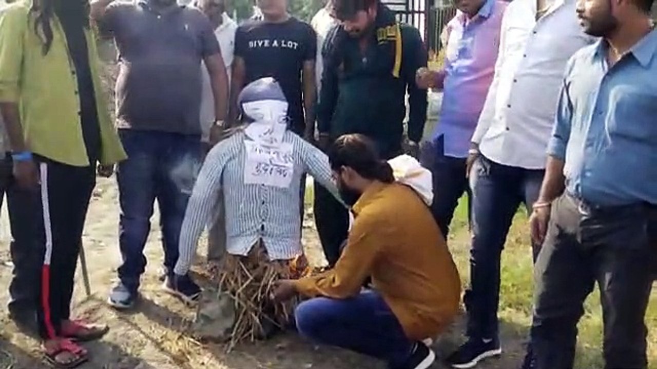 सांवेर में प्रेमचंद गुड्डू का पुतला किया गया दह...