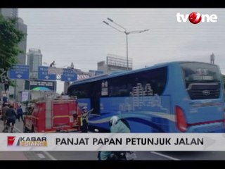 Pria Panjat Papan Penunjuk Jalan Viral di Media Sosial