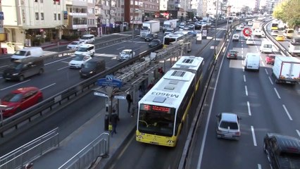 Metrobüste bıçaklı yan baktın kavgası kamerada