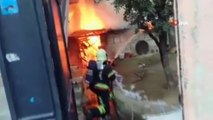 - Depoda çıkan yangın iki katlı binaya sıçradı