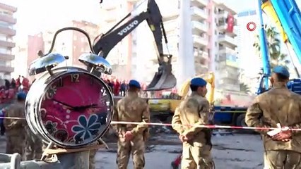 İzmir'de saatlerin durduğu an: 14:51