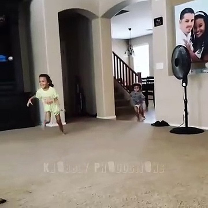 Un enfant essaie de survivre pendant une guerre de nerf