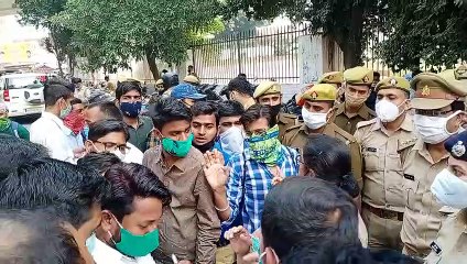 एलएलबी फाइनल ईयर के छात्रों ने सड़क जाम कर, किया प्रदर्शन