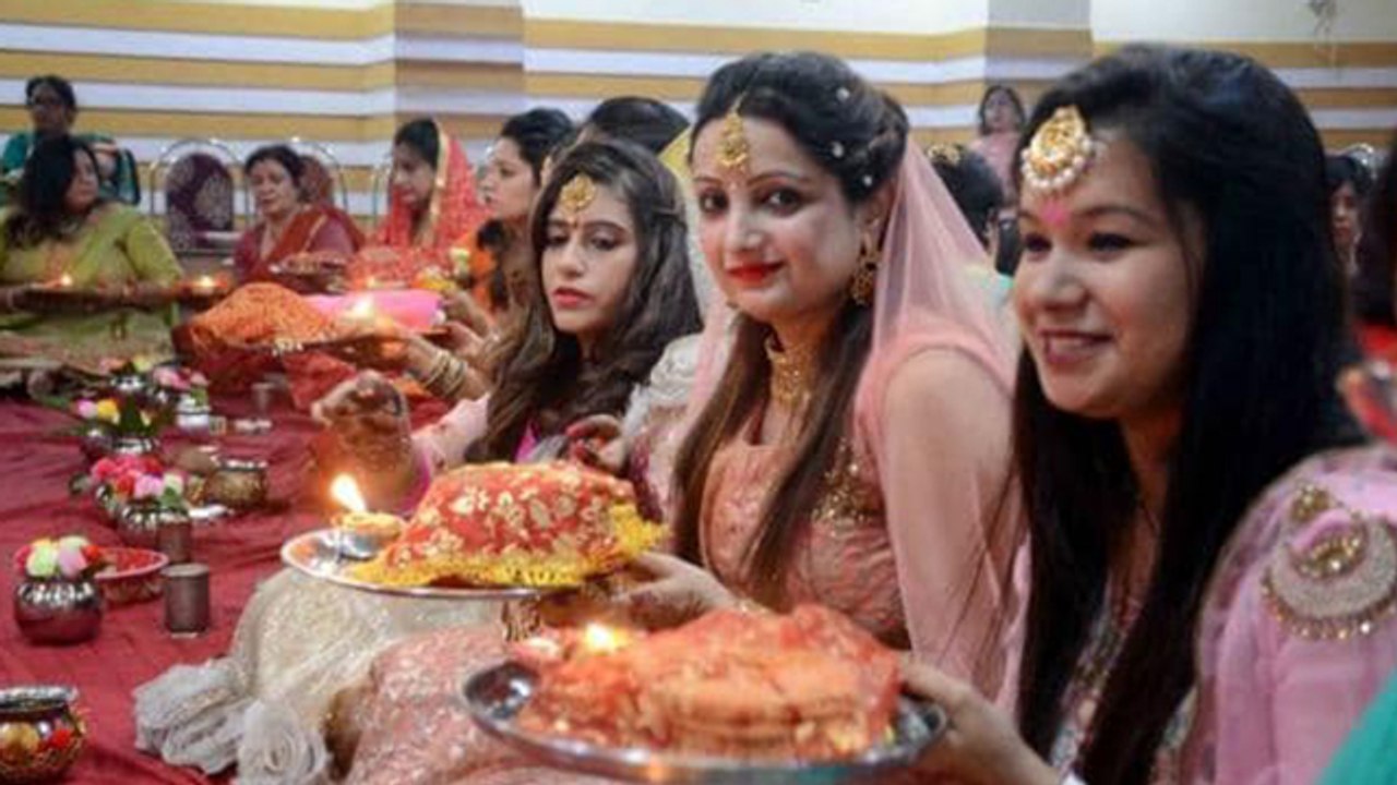Karwa Chauth 2020: करवा चौथ पर पहनें इस रंग के कपड़े, भूलकर भी ना करें ये गलतियां | Boldsky
