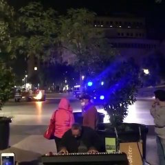 Pianiste imperturbable pendant une manifestation