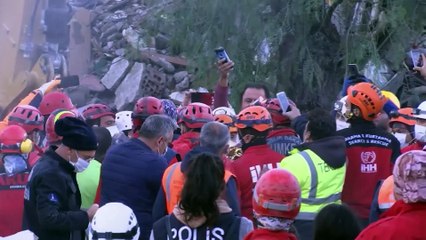 Rescatadas con vida en Esmirna dos menores tras más de 60 horas bajo los escombros