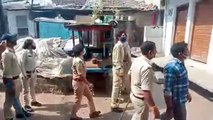 मनिहार बाड़ी क्षेत्र में हुए विवाद में पुलिस ने मौके पर भांजी लाठियां