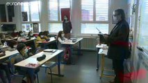 شاهد: طلاب فرنسا يقفون دقيقة صمت على روح أستاذ قتل بعد عرضه رسوم كاريكاتورية للنبي محمد