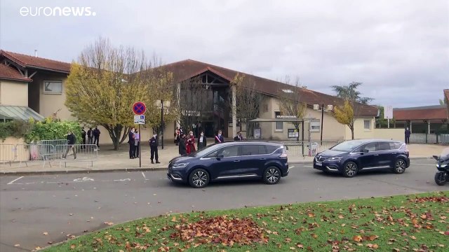 Professores franceses travam batalha em duas frentes