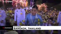 ویدئو؛ پادشاه و ملکه تایلند در میان دوستدارانشان در بحبوحه اعتراض‌ به نهاد سلطنت