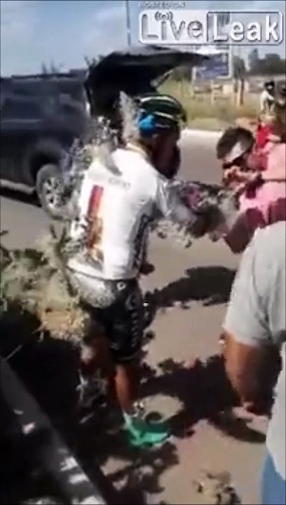 Ce cycliste vient de tomber dans un cactus... Douloureux