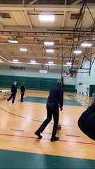 Barack Obama met un incroyable panier à 3 points