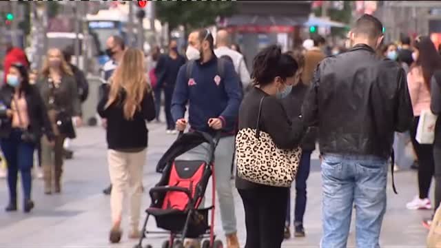 Las calles del centro de Madrid se llenan de vecinos durante el puente de Todos los Santos