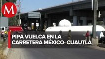 Vuelca pipa cargada con combustible en la carretera México-Puebla