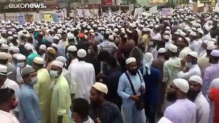 شاهد.. 50 ألف شخص على الأقل يتظاهرون في عاصمة بنغلادش ضد فرنسا وتصريحات رئيسها