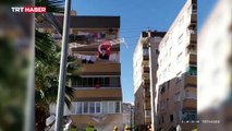 Yıkım esnasında Türk bayrağı vinçle alındı