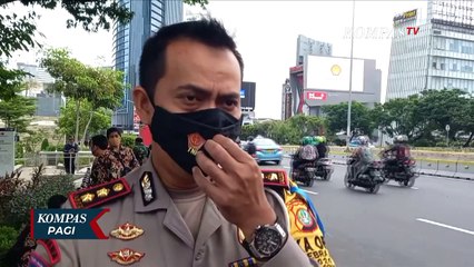 Video Petugas Damkar Selamatkan Monyet yang Nyangkut di Tiang Listrik