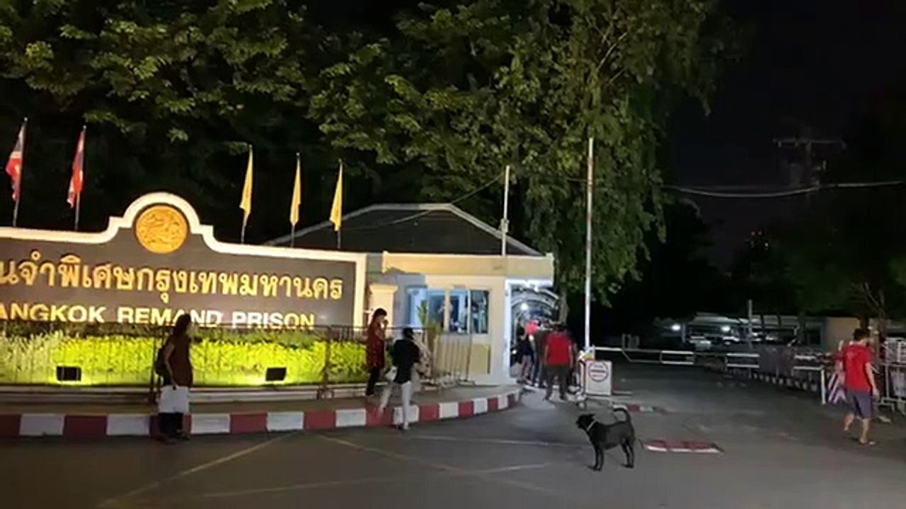 2-11-2563 บรรยากาศ ปล่อยตัว "ทนายอานนท์ - สมยศ - เอกชัย - สุรนารถ" หลังศาลยกคำร้องขอฝากขัง ของตำรวจ #ข่าวสด