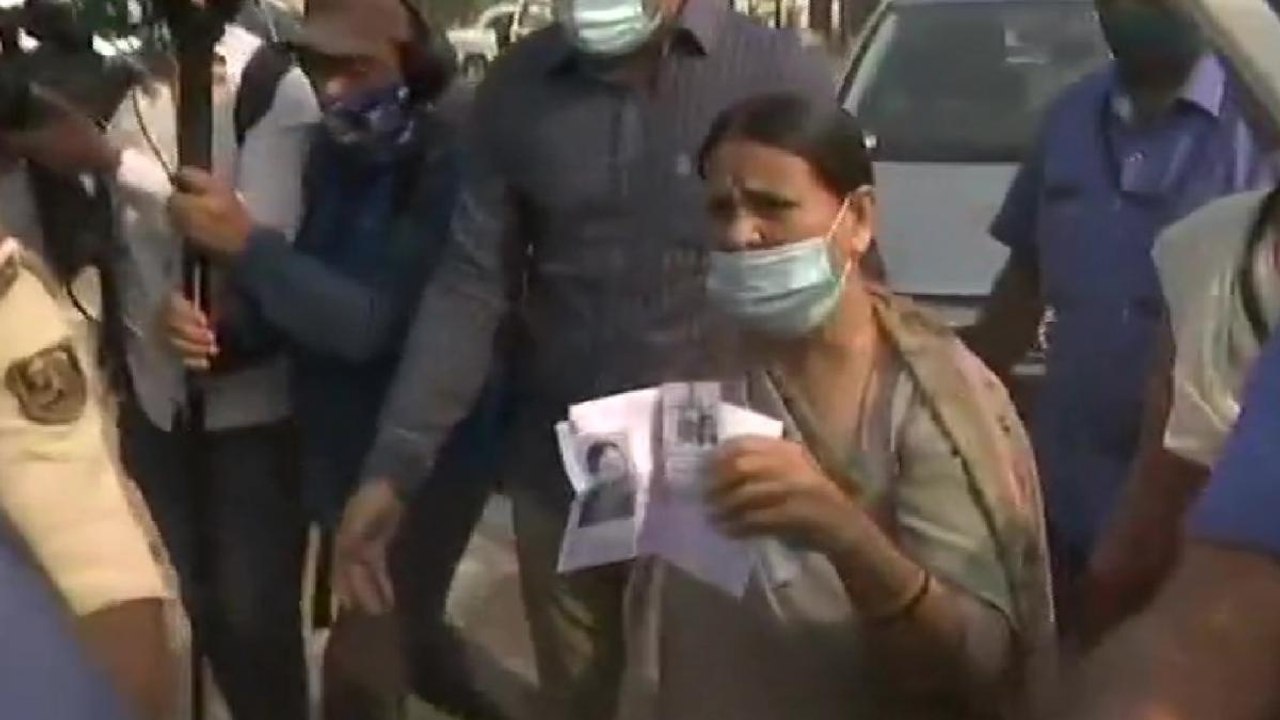 Tejashwi, Rabri Devi at polling booth to cast their vote