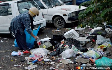 Tua tapi cekal, rezeki Zaidah dari timbunan sampah