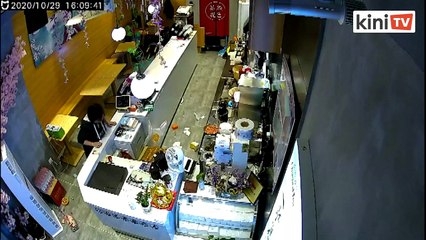 Cemas! Babi hutan dewasa 'mengamuk' di sebuah restoran di China