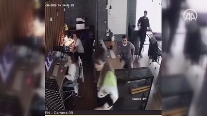 İzmir'deki depremin şiddeti iş yeri kameralarına yansıdı