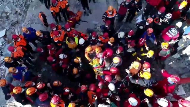 Minik Ayda 91 Saat Sonra Enkaz Altından Çıkartıldı - İşte İlk Görüntüler