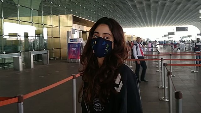 Janhvi Kapoor, Khushi Kapoor & bony Kapoor spotted at airport | FilmiBeat