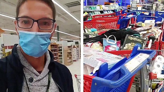 Des caddies abandonnés devant les caisses