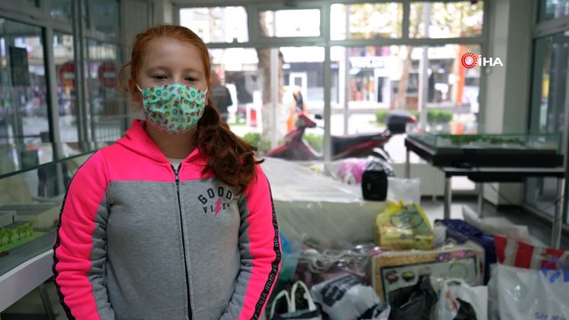 Küçük kız, yardım malzemelerini verirken gözyaşlarını tutamadı