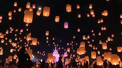 Thaïlande: un millier de lanternes dans le ciel pour le festival Yee Peng