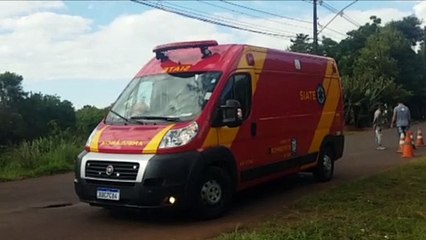 Casal fica ferido em acidente entre carro e moto na Rua Pedro Baú