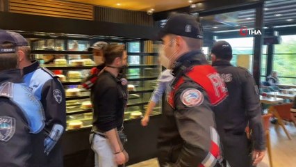 Korona virüs denetiminde polisin annesinin kucağındaki bebeğe ilgisi gülümsetti