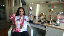 Satranç Şampiyonu Görme Engelli Kız İki Defa Kanseri de Şah Mat Etti