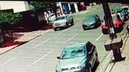 Câmera registra acidente no Centro de Cascavel