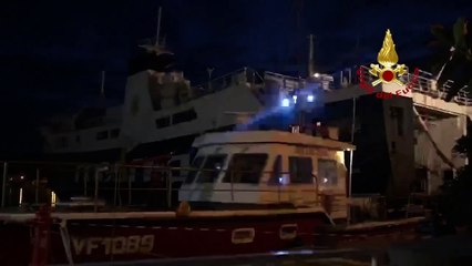 Ischia (NA) - Incendio su traghetto ancorato al porto (03.11.20)
