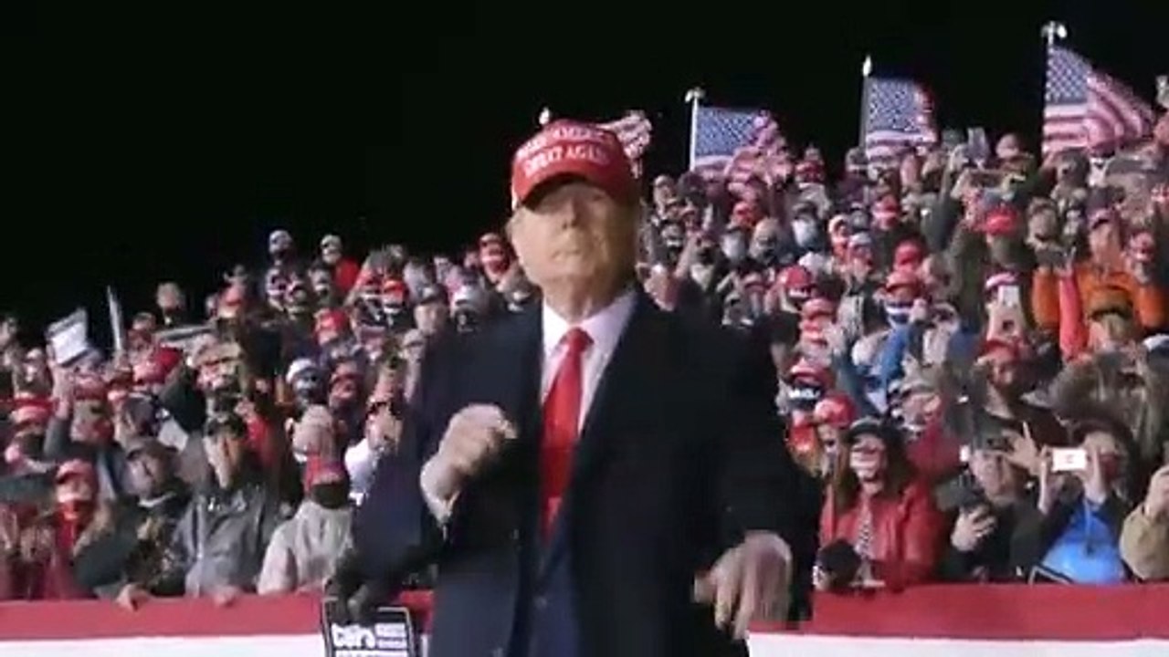 ABD Başkanı Trump, dans ettiği video ile "Oy ver, oy ver, oy ver" dedi