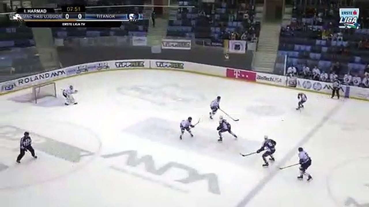 Un hockeyeur explose une vitre de protection