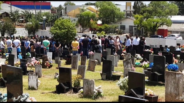 Sob forte comoção, corpo de Vanessa Postal é sepultado em Cascavel