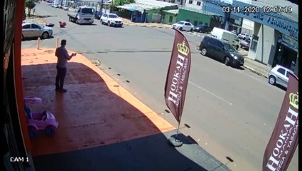 Vídeo flagra momento em que carro 'fecha' motociclista e provoca colisão