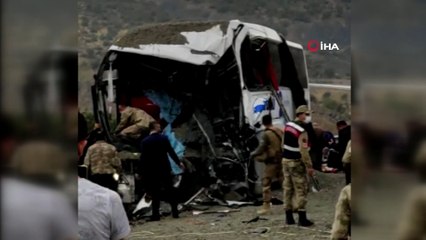 Bitlis'te feci kaza, otobüsle tır çarpıştı: 2 ölü, 12 yaralı