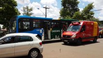 Ônibus e Santana batem na esquina do Detran, no Bairro Santo Onofre