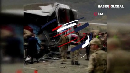 Bitlis'te TIR ve yolcu otobüsü çarpıştı: 2 ölü, 12 yaralı